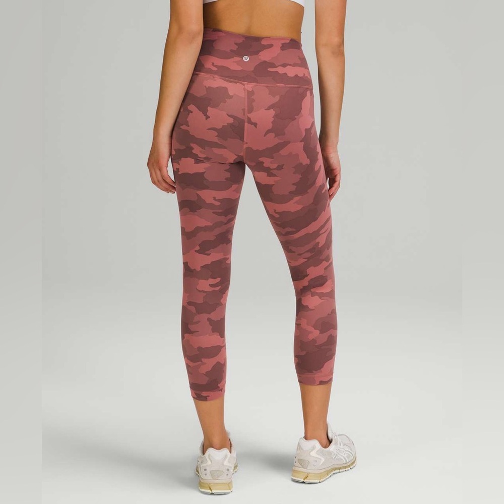 Lululemon women’s casual‎ pink camo Wunder Train High-Rise Crop leggings size 4